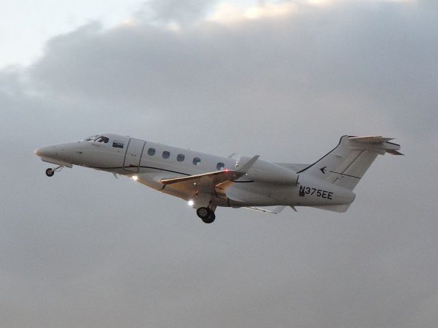 Embraer Phenom 300 (N375EE)