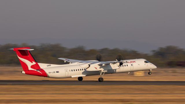 de Havilland Dash 8-400 (VH-LQB)