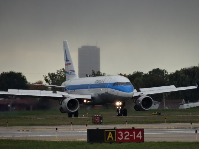 Airbus A319 (N744P)