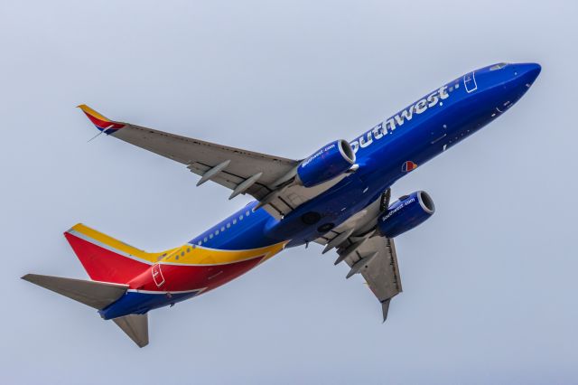 Boeing 737-800 (N8512U) - A Southwest Airlines 737-800 taking off from PHX on 3/11/23. Taken with a Canon R7 and Canon 100-400 EF L II lens.