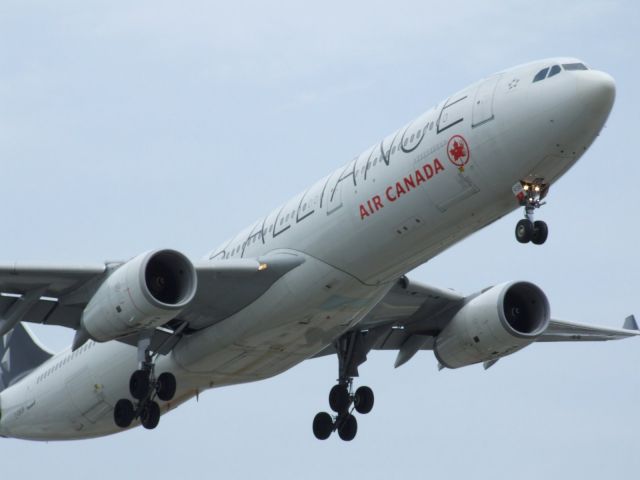 Airbus A330-300 (C-GHLM)