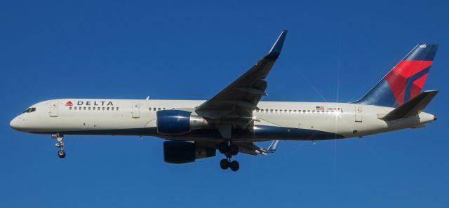 Boeing 757-200 (N660DL) - Deltas N660DL as it is on s/f approach to Reno Tahoe Internationals runway 16R at 8:30 AM this morning to complete a short trip from Salt Lake City (KSLC).