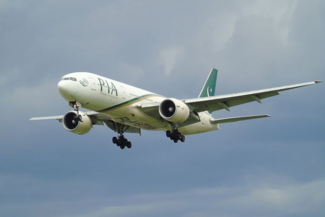 Boeing 777-200 (AP-BGJ) - AP_BGJ arriving London Heathrow on 19.08.17 on PK785 from Islamabad.