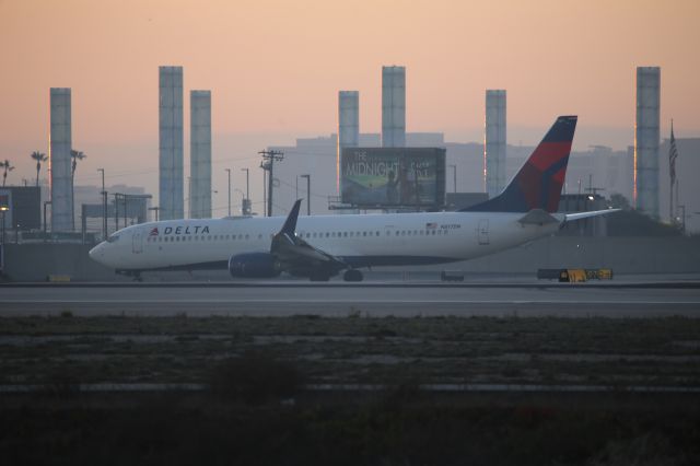 Boeing 737-900 (N817DN)