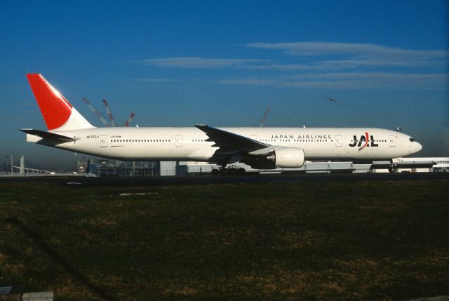 BOEING 777-300 (JA752J) - Taxing at Tokyo-Haneda Intl Airport on 2003/11/13