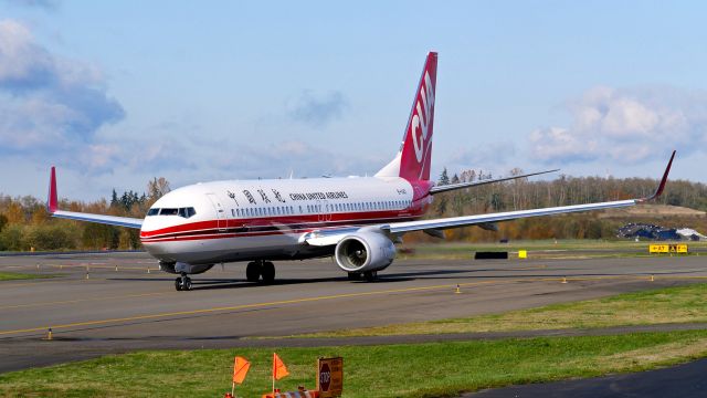 Boeing 737-800 (B-1147) - BOE817 taxis to Rwy 34L after landing on Rwy 16R during a C1 flight from KBFI on 11.7.18. (ln 7002 / cn 63064).