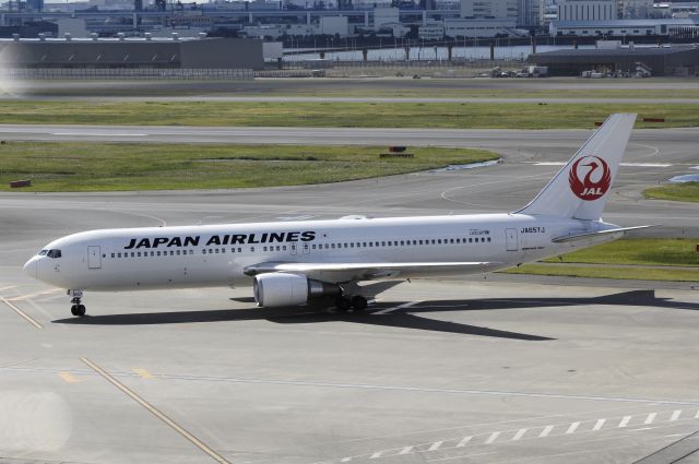 BOEING 767-300 (JA857J) - Taxing at Haneda Intl Airport on 2012/10/29