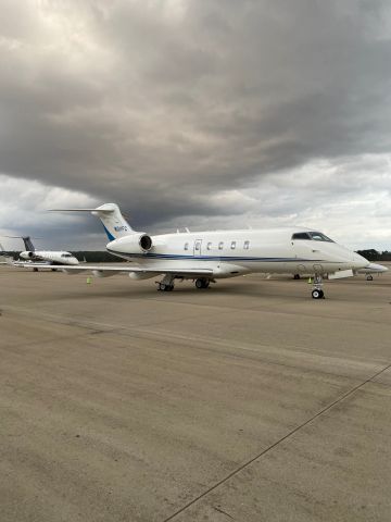 Bombardier Challenger 300 (N311FC)