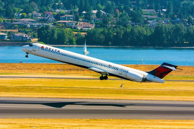 McDonnell Douglas MD-90 (N929DN)