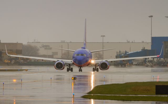 Boeing 737-700 (N246LV)