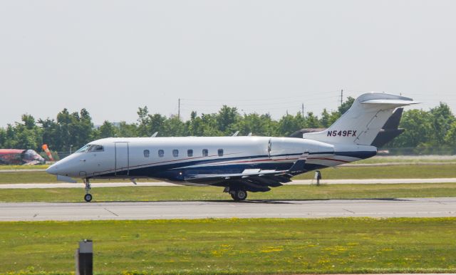 Bombardier Challenger 300 (N549FX)