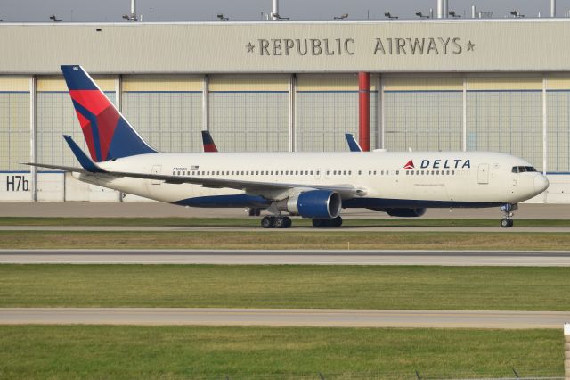 BOEING 767-300 (N185DN) - 11-04-23