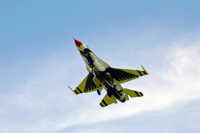 Lockheed F-16 Fighting Falcon — - An F-16 from the USAF Thunderbirds demonstration lands at the Niagara Falls Air Reserve Station for the 2015 Thunder of Niagara Airshow