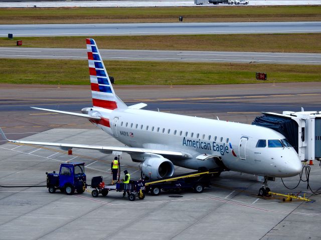 Embraer 175 (N410YX)