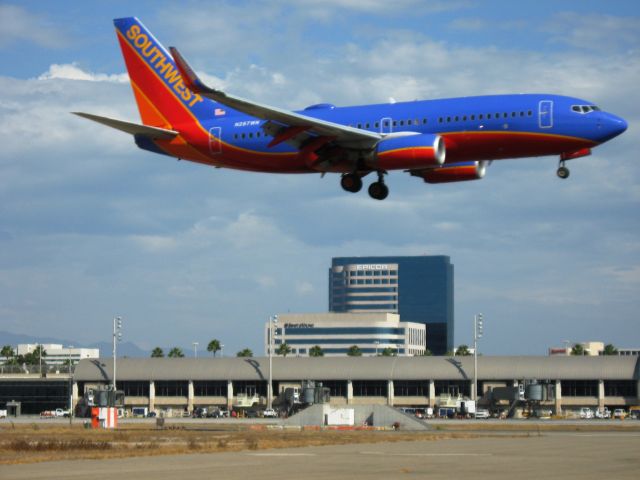 Boeing 737-800 (N287WN) - Landing on RWY 19R