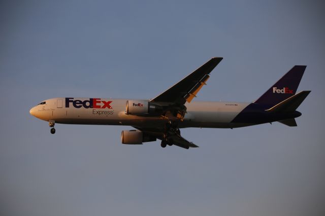 BOEING 767-300 (N143FE)