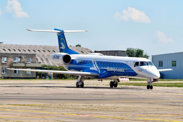 Embraer ERJ-145 (UR-DNB)