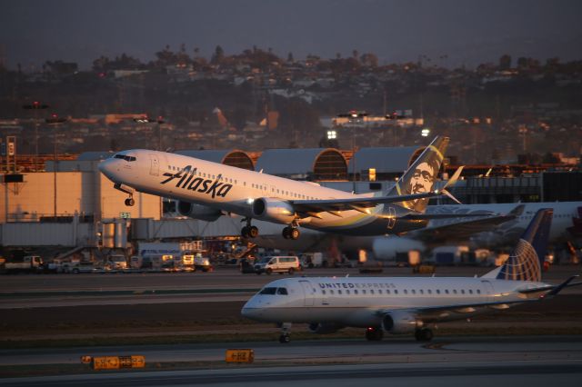 Boeing 737-900 (N495AS)