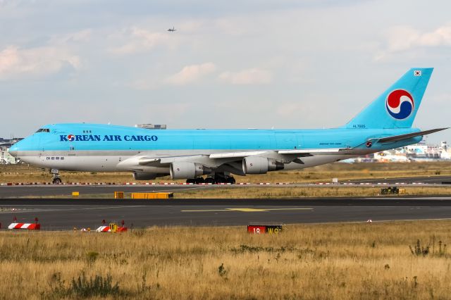 Boeing 747-200 (HL7605) - HL7605 Korean Air Lines Boeing 747-4B5F(ER) taxiing to holding point at Rwy18 for departing to Seoul (ICN) @ Frankfurt (FRA) / 15.07.2015