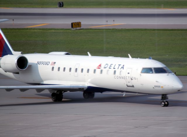 Canadair Challenger (N8908D) - Taxiing at MSP on 07/31/2011