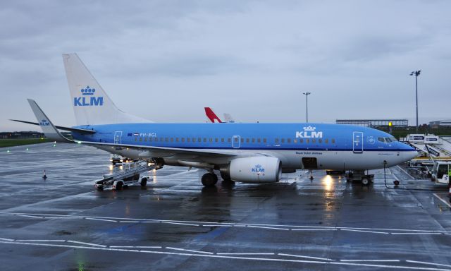 Boeing 737-700 (PH-BGL) - KLM Boeing 737-7K2(WL) PH-BGL getting ready in Aberdeen for the 6 am flight to Amsterdam