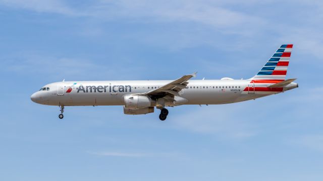 Airbus A321 (N585UW) - American Airlines A321 landing at PHX on 5/7/22. Taken with a Canon 850D and Canon 75-300mm lens.