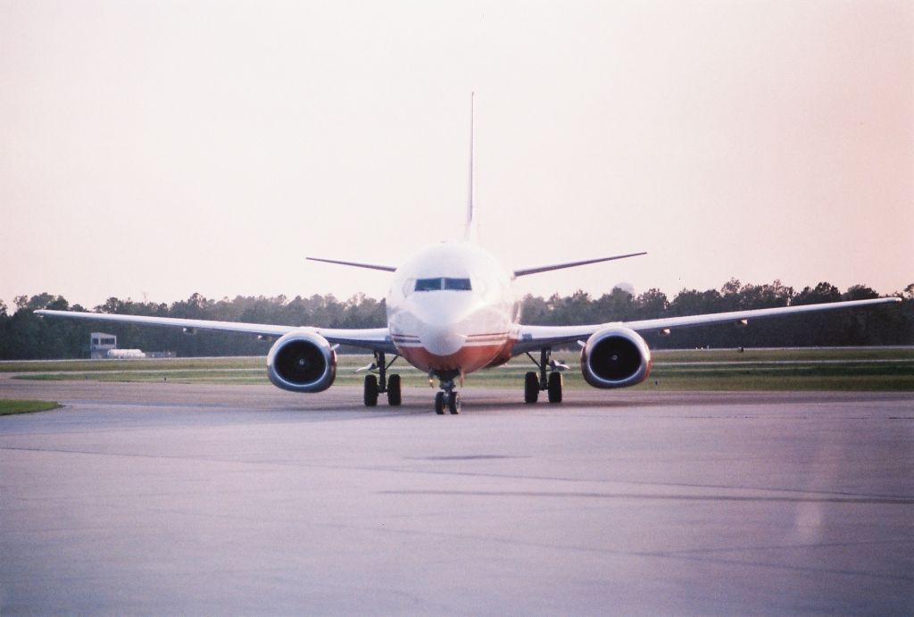 BOEING 737-400 (N742VA)