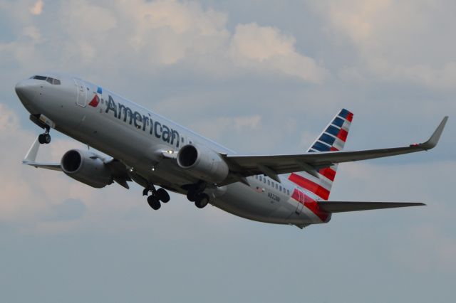 Boeing 737-800 (N822NN) - Departing KCLT - 8/12/18