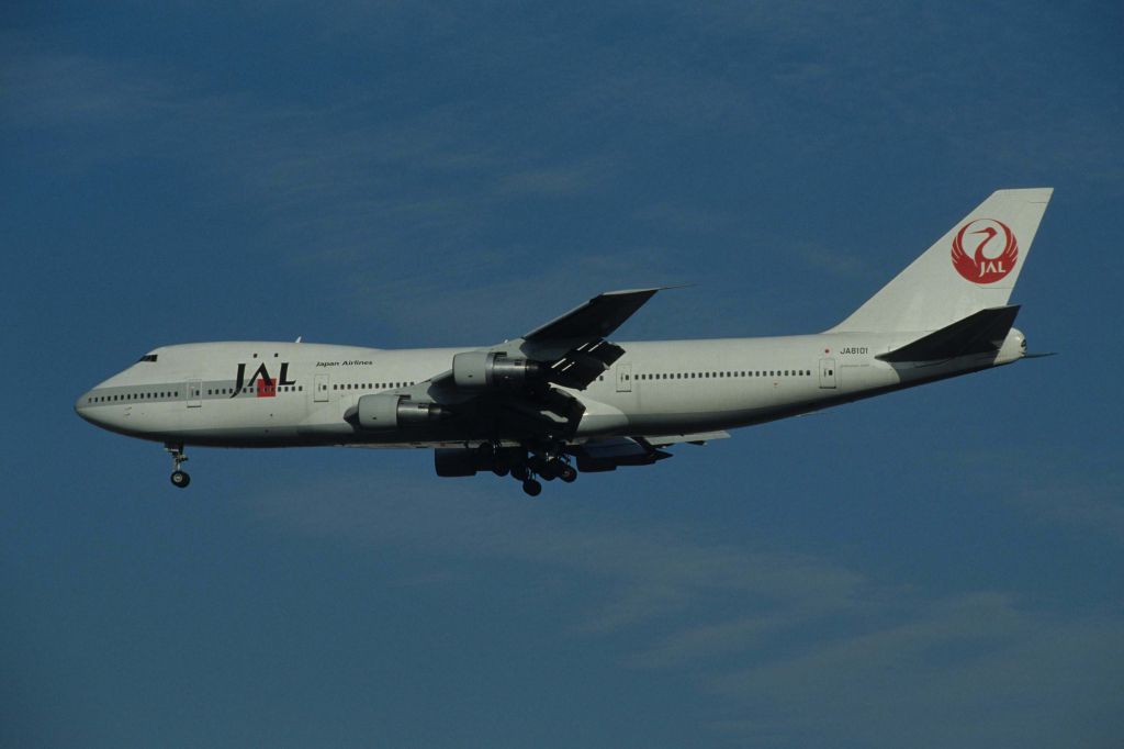 BOEING 747-100 (JA8101) - Final Approach to Narita Intl Airport Rwy34 on 1992/01/04