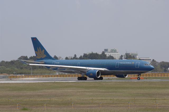 Airbus A330-200 (VN-A370) - Departure at Narita Intl Airport 16R on 2010/5/2