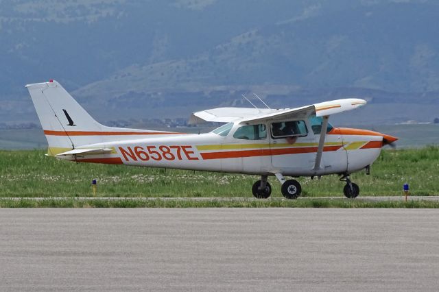 Cessna Skyhawk (N6587E)