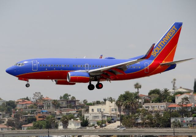 Boeing 737-700 (N215WN)