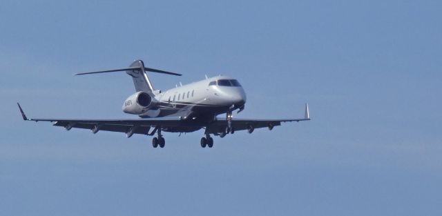 Bombardier Challenger 300 (N548FX) - About to touch down is this 2012 Bombardier Challenger 300 in the Summer of 2024.