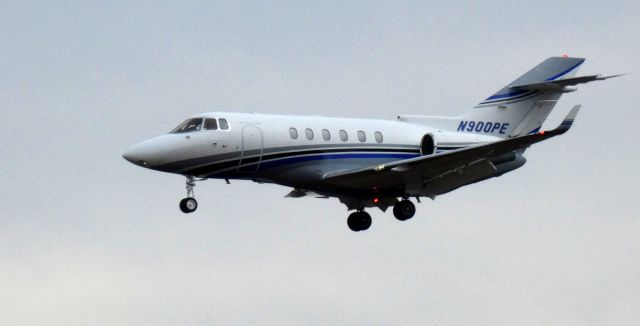 Hawker 800 (N900PE) - On final is this 2008 Raytheon Hawker Beechcraft 800XPS in the WInter of 2020.