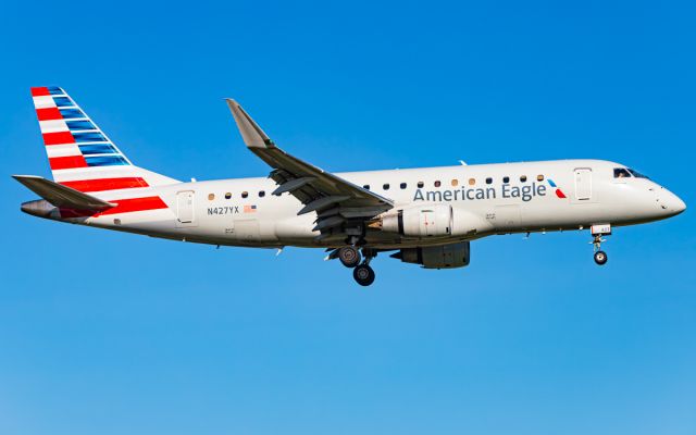 EMBRAER 175 (long wing) (N427YX)