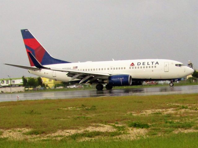 Boeing 737-700 (N302DQ)