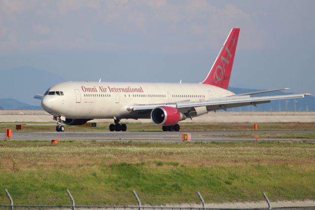 BOEING 767-300 (N477AX)