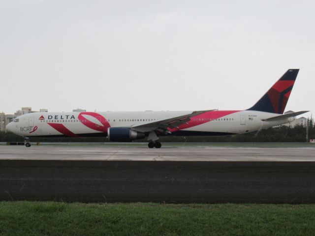 BOEING 767-400 (N845MH)