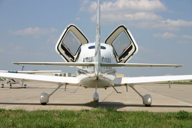 Cirrus SR-22 (N79HH)