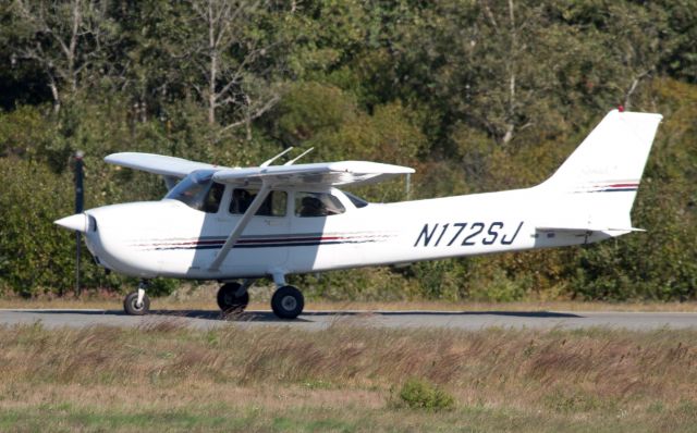 Cessna Skyhawk (N172SJ) - Landing RW35. Well done under gusting wind conditions.