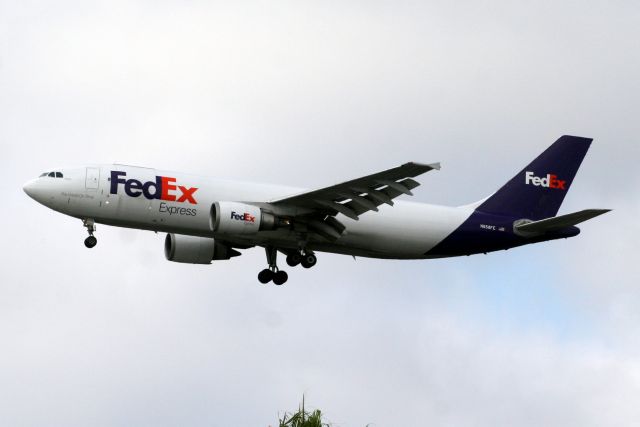 Airbus A300F4-600 (N658FE) - On final approach for R27 operating flight FDX906 from KMEM on 11-Aug-11.