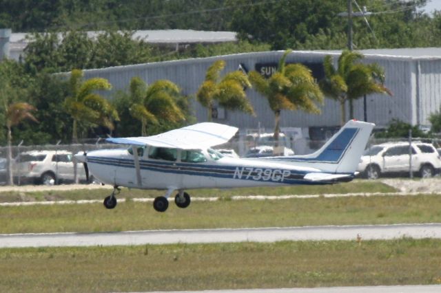 Cessna Skyhawk (N739GP) - N229CE taxis for departure at Sarasota-Bradenton International Airport