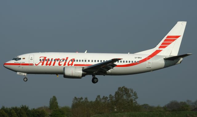BOEING 737-300 (LY-SKA)