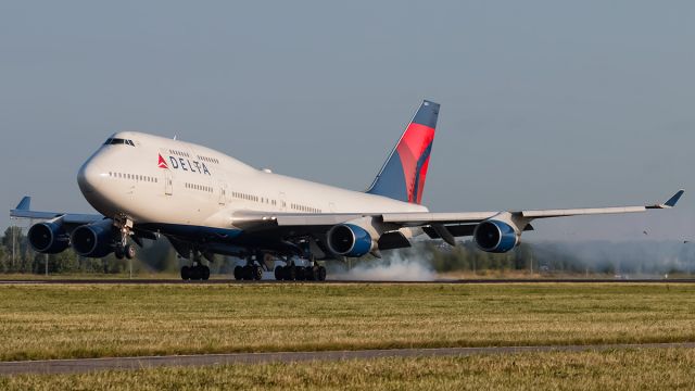 Boeing 747-400 (N671US)