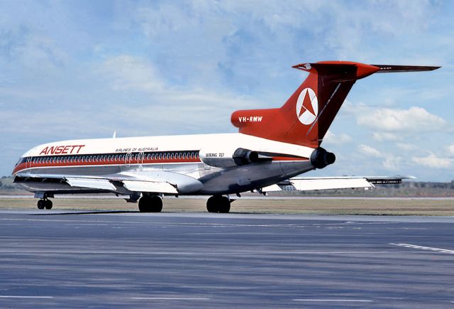 BOEING 727-200 (VH-RMW) - ANSETT AIRLINES OF AUSTRALIA - BOEING 727-277 - REG : VH-RMW (CN 20550/1030) - ADELAIDE INTERNATIONAL AIRPORT SA. AUSTRALIA - YPAD 15/12/1976 