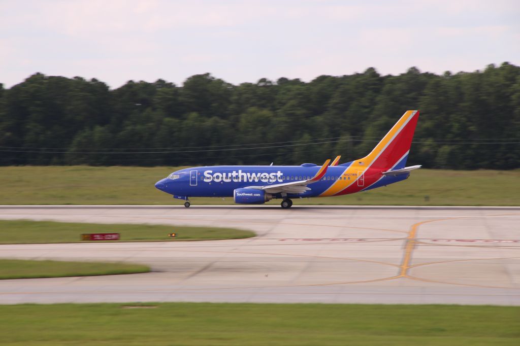 Boeing 737-700 (N427WN) - SWA N427WN on take-off roll.