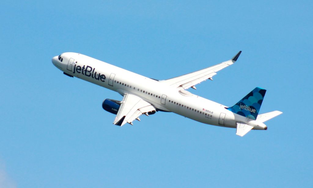 Airbus A321 (N954JB)