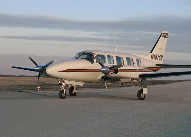 Piper Navajo (N187QB)