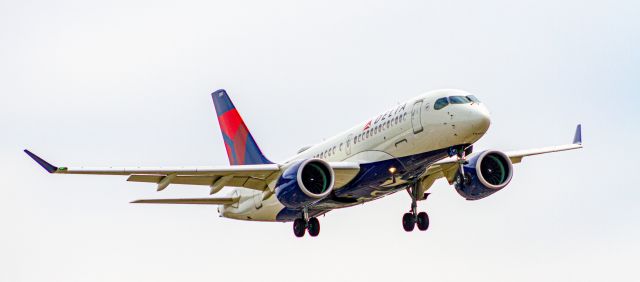 Airbus A220-100 (N111NG)