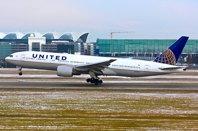Boeing 777-200 (N204UA)